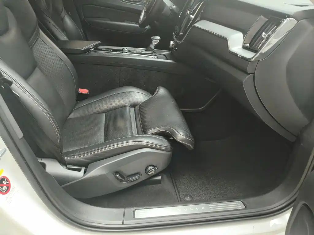 Volvo XC60 — фото 19