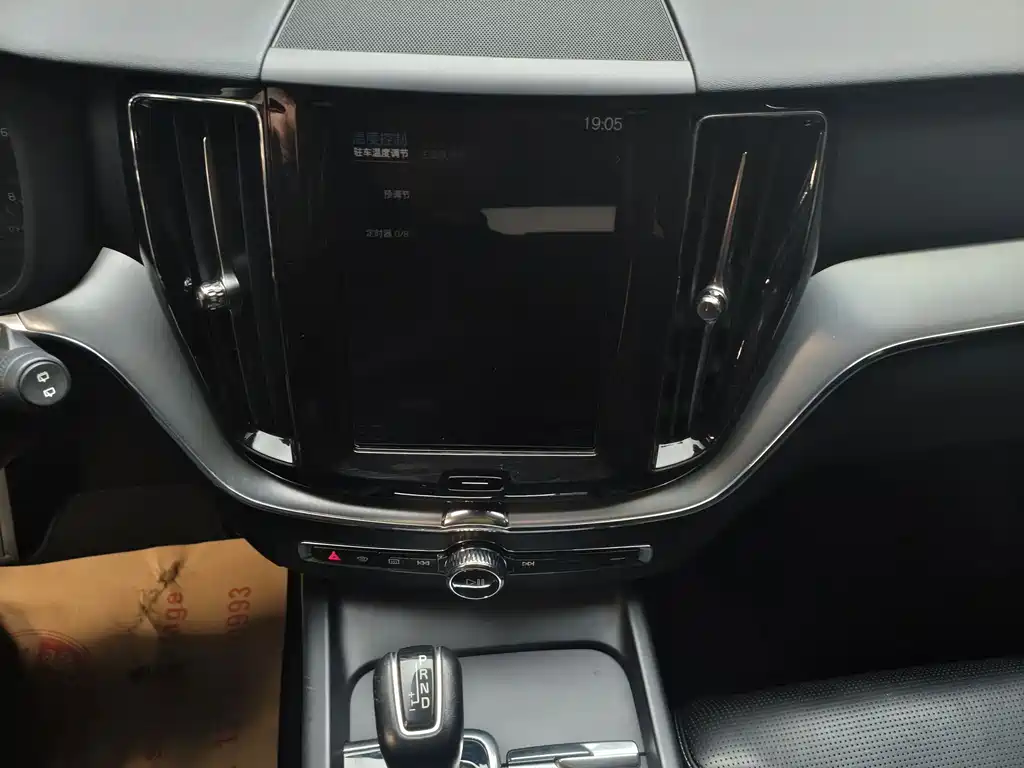 Volvo XC60 — фото 22