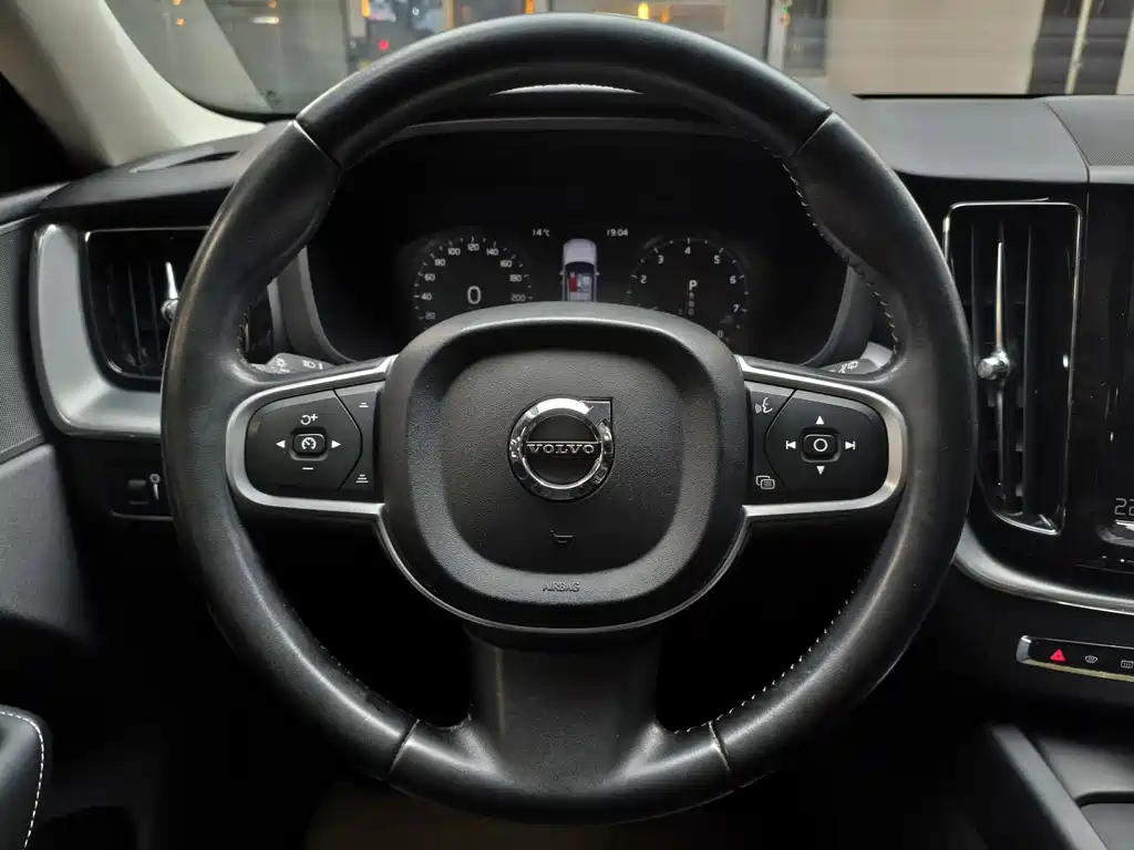 Volvo XC60 — фото 33