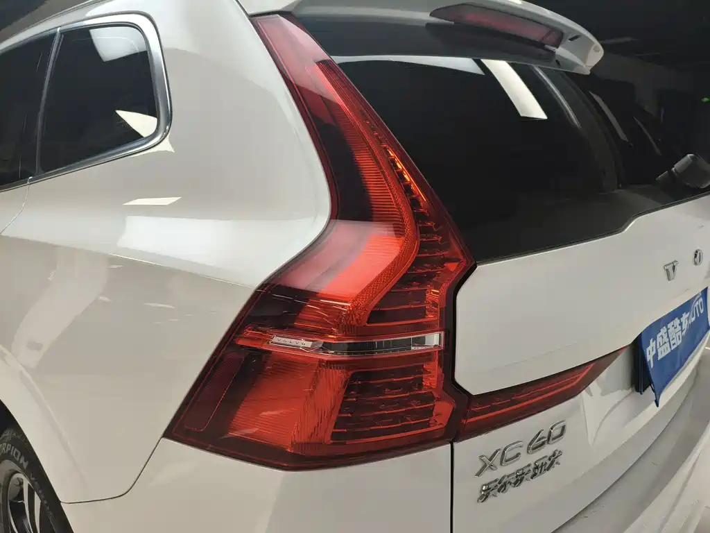 Volvo XC60 — фото 10
