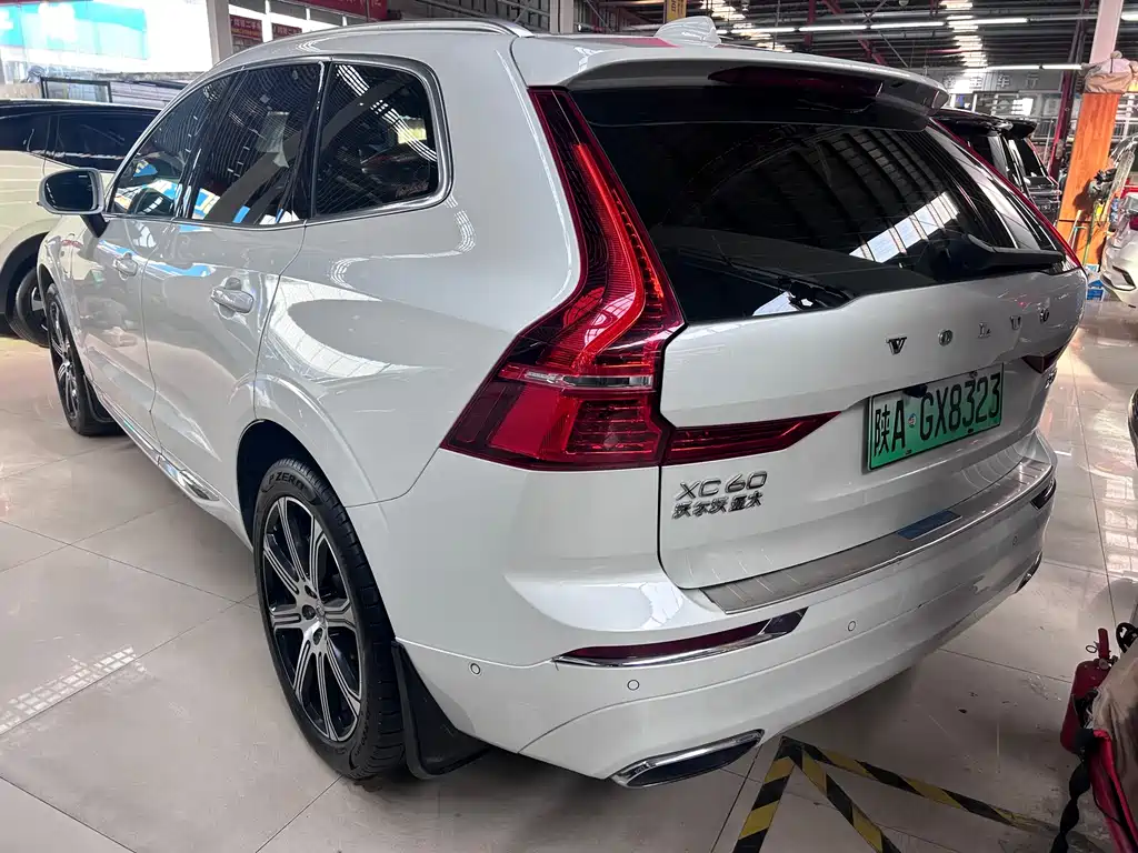 Volvo XC60 PHEV — фото 15