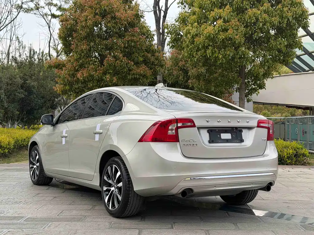 Volvo S60 — фото 2