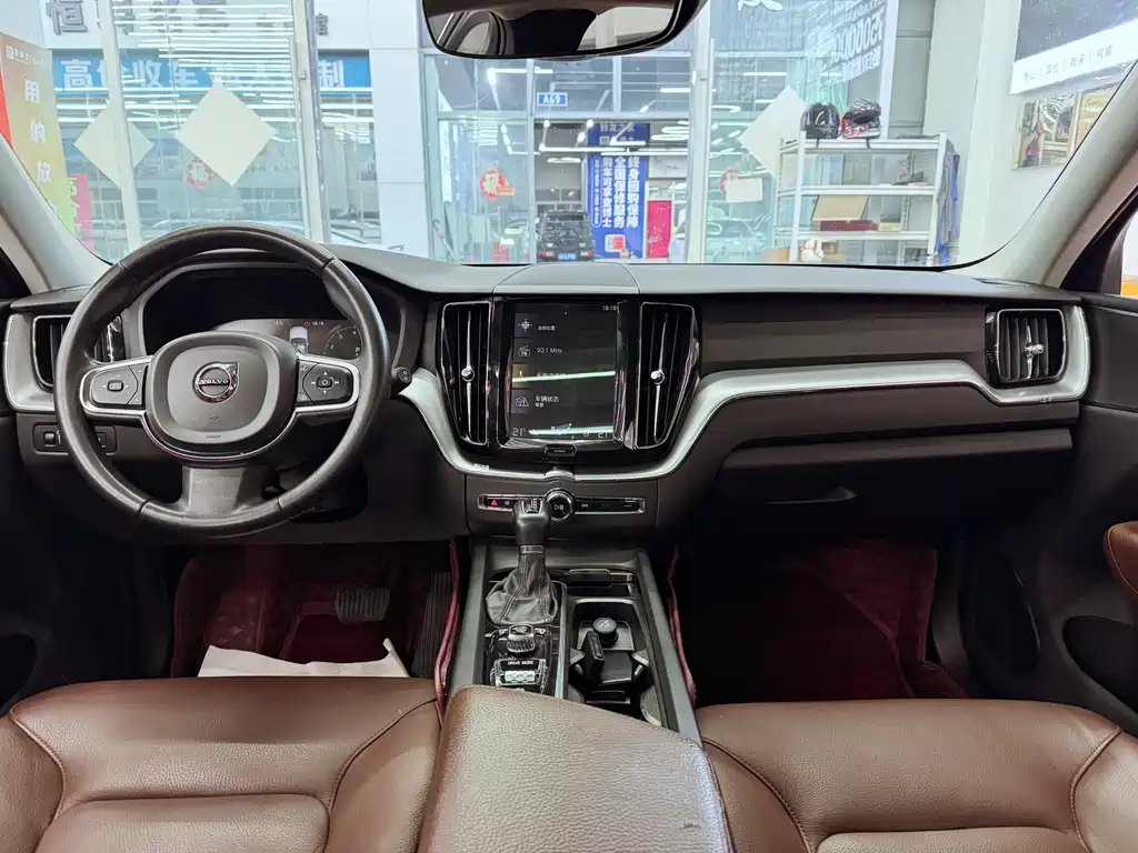 Volvo XC60 — фото 11