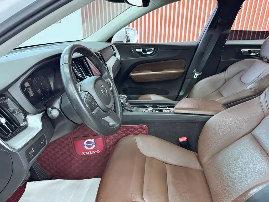 Volvo XC60 — фото 14