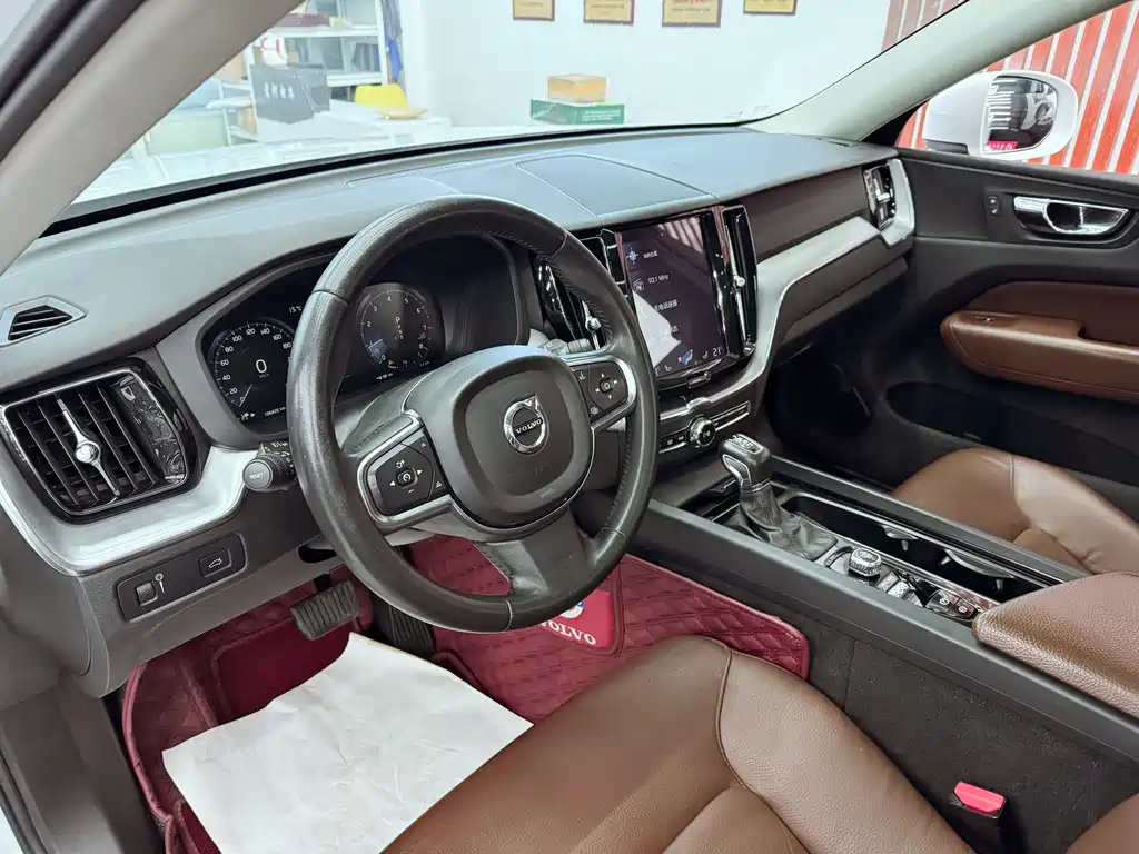 Volvo XC60 — фото 15