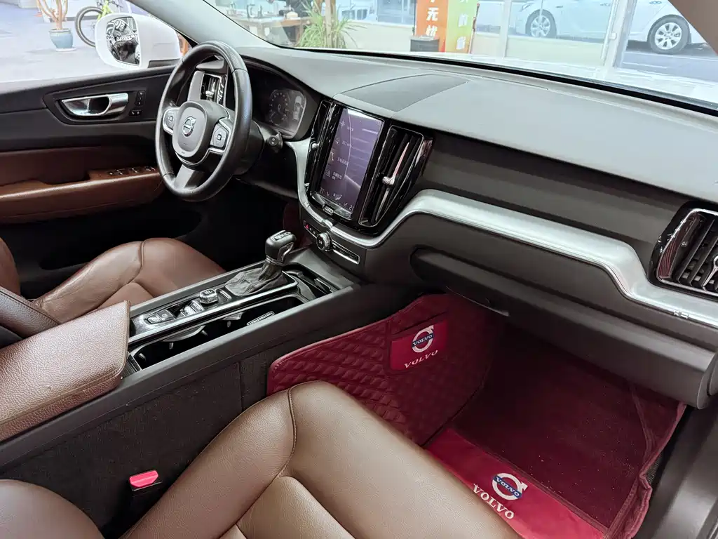 Volvo XC60 — фото 18