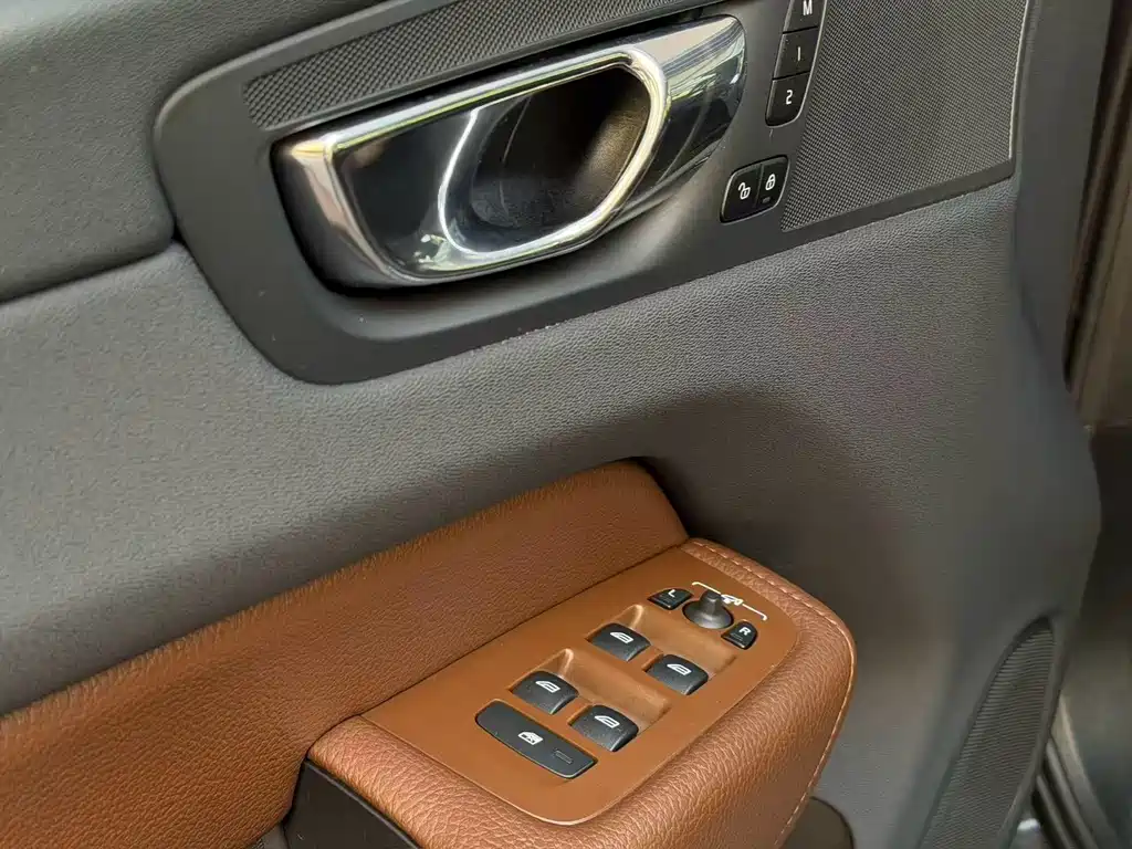 Volvo XC60 — фото 13