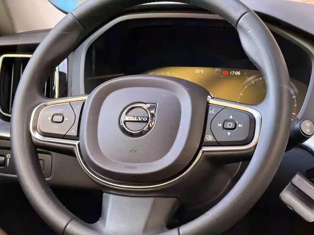 Volvo XC60 — фото 22
