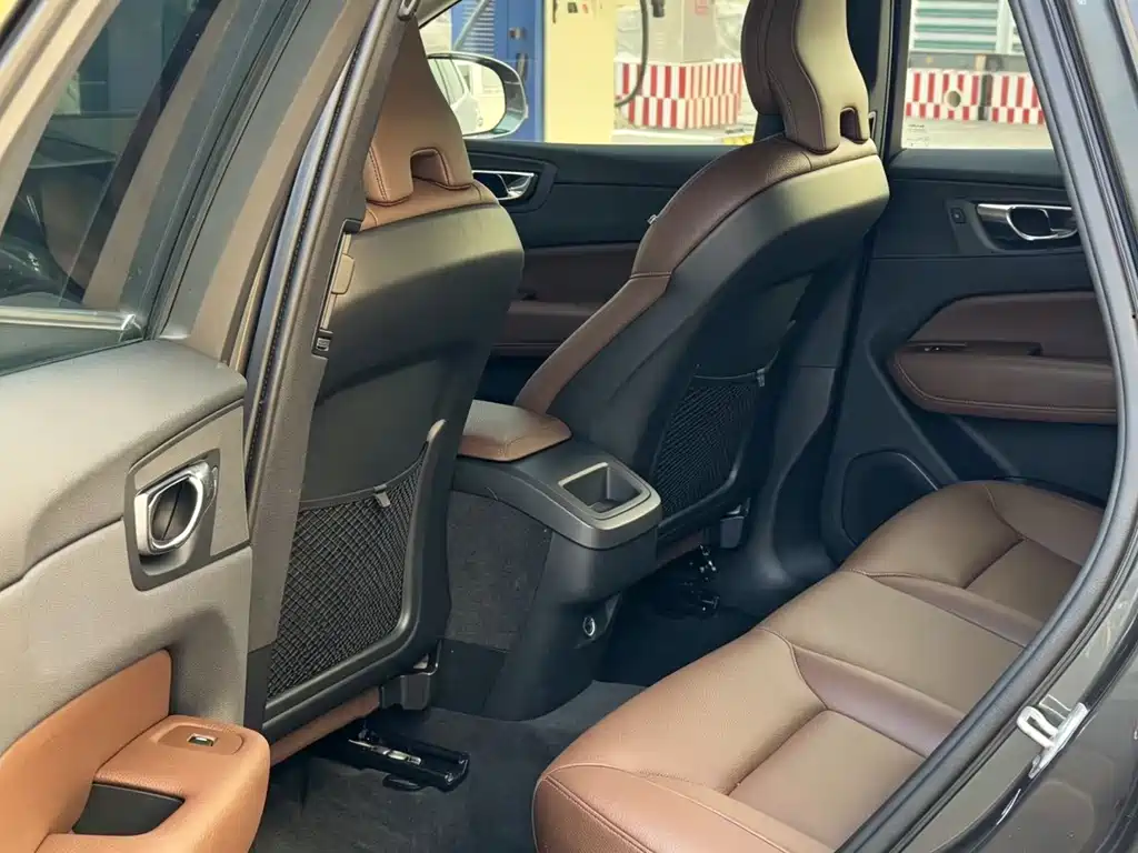 Volvo XC60 — фото 10
