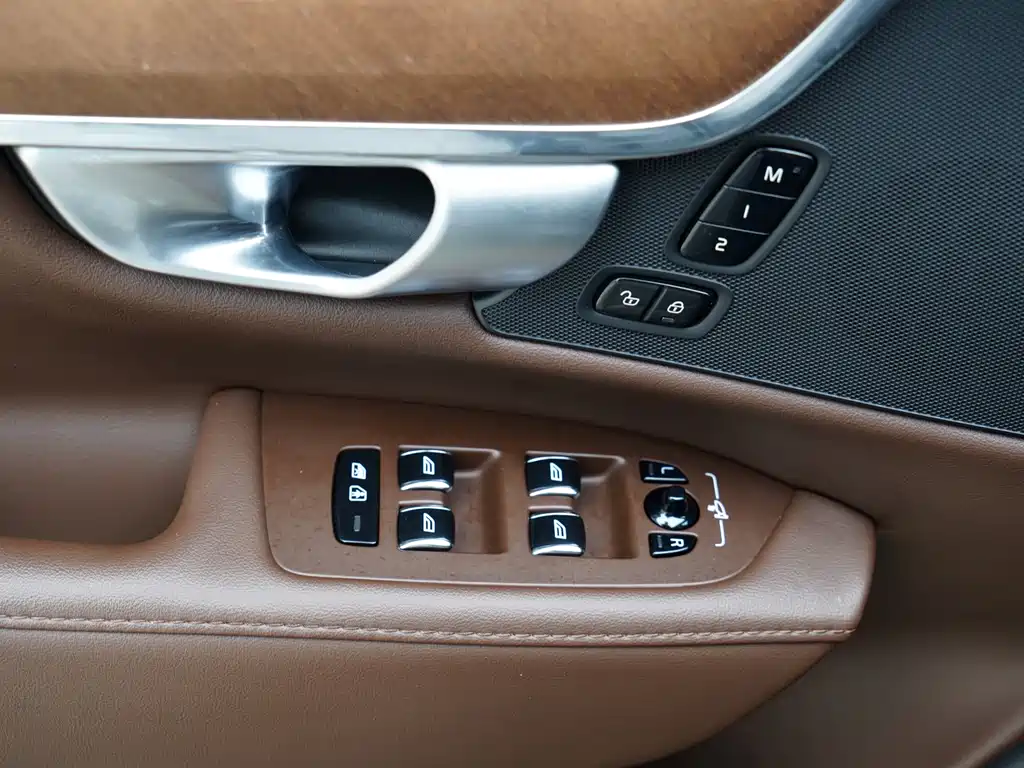 Volvo S90 — фото 18