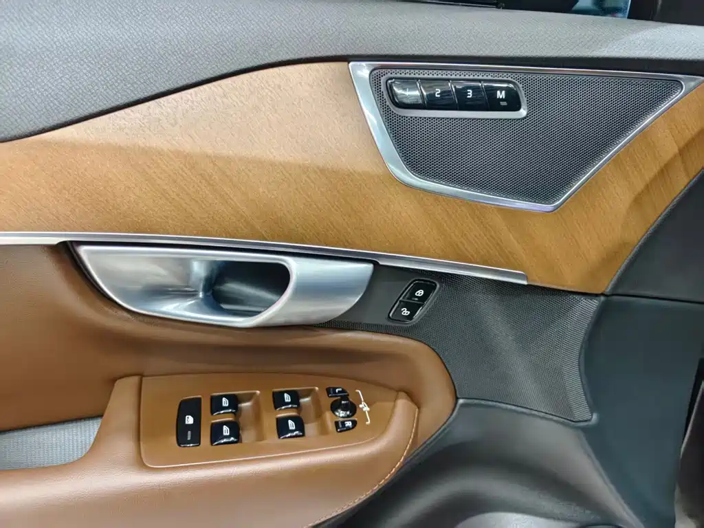 Volvo XC90 — фото 19