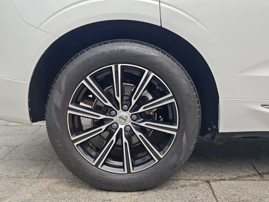 Volvo XC60 — фото 11