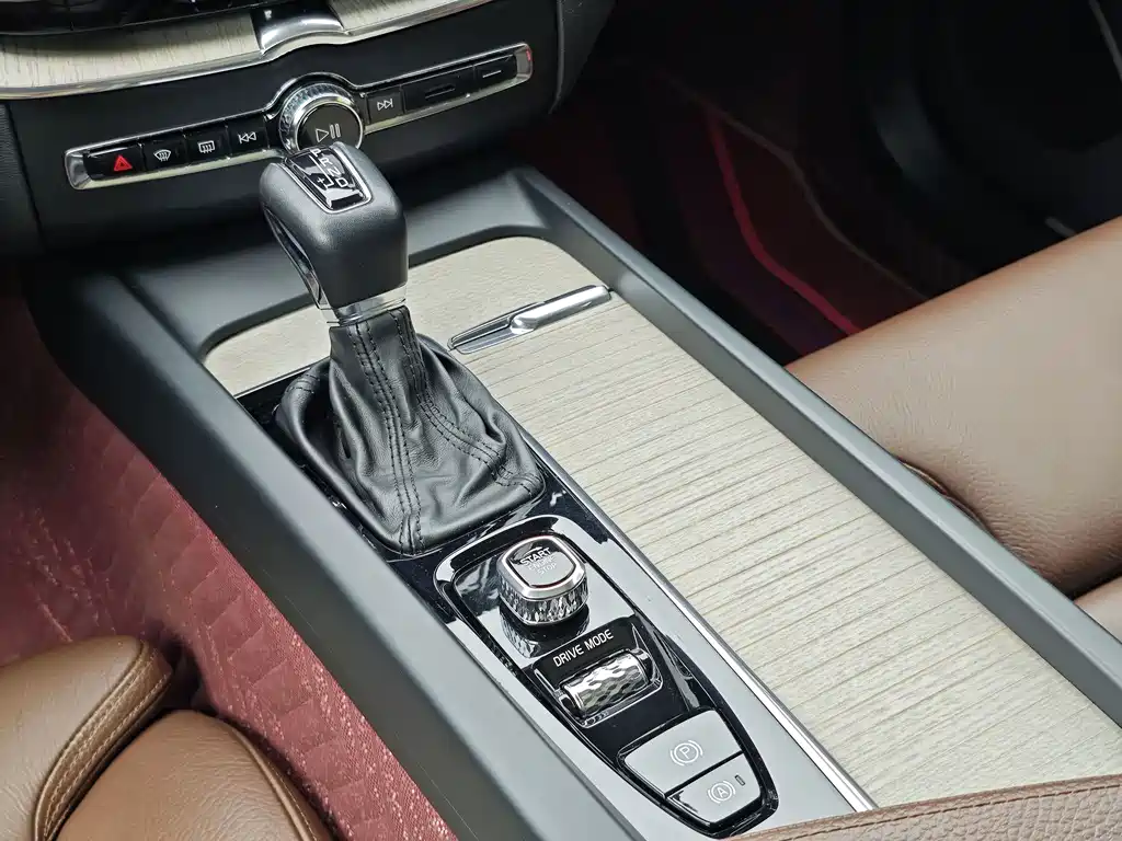 Volvo XC60 — фото 19