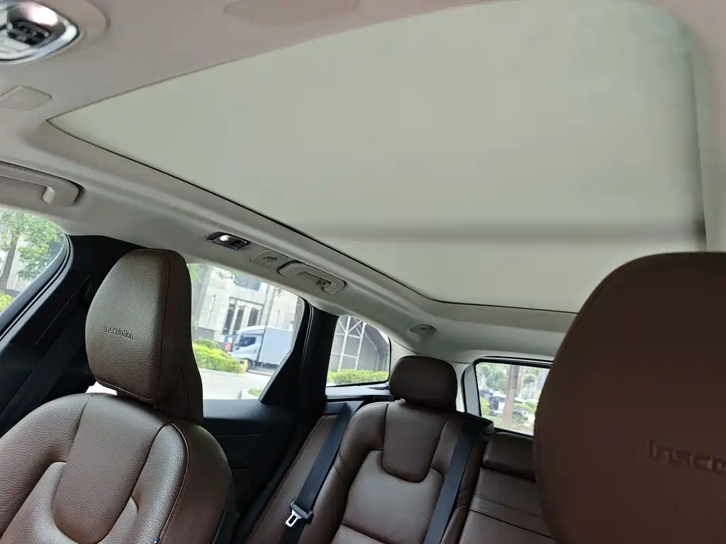 Volvo XC60 — фото 20