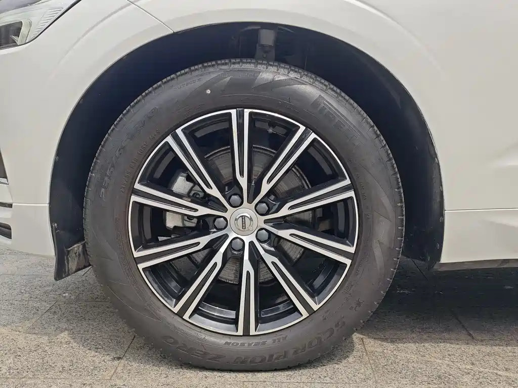 Volvo XC60 — фото 10
