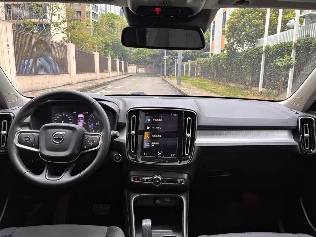 Volvo XC40 — фото 13
