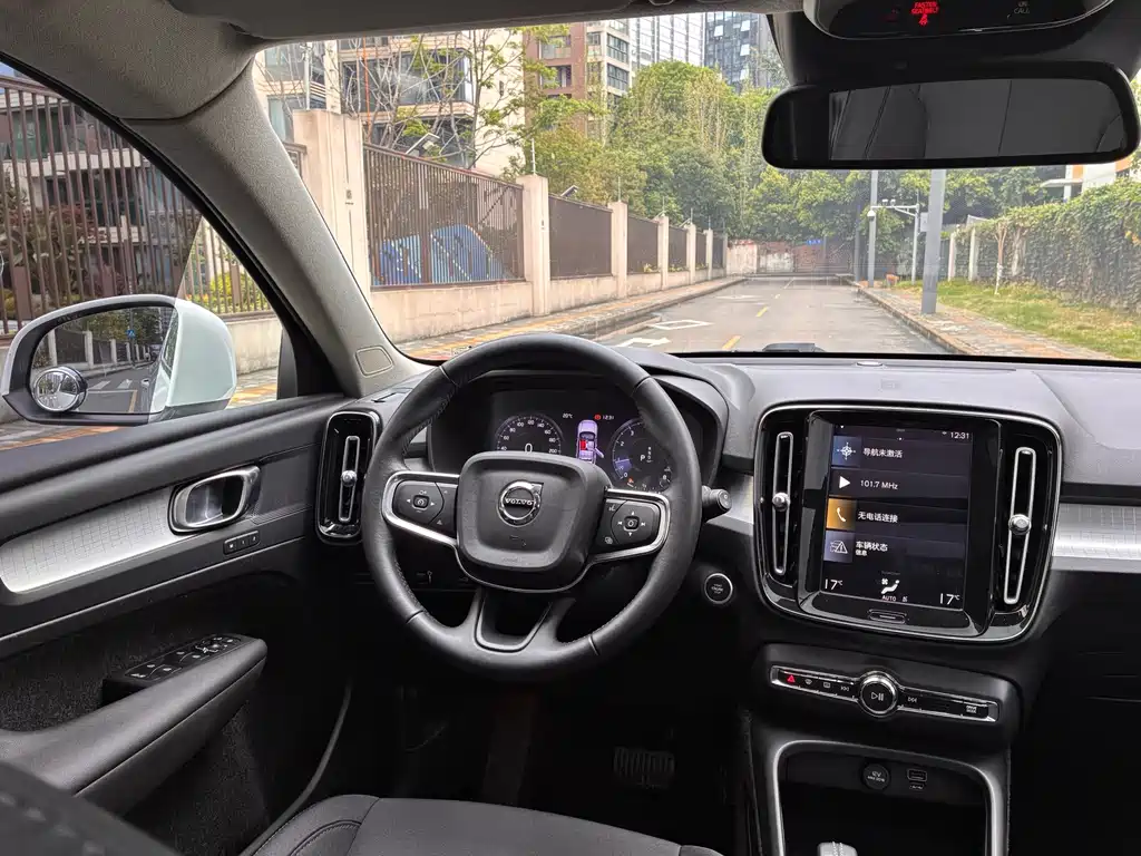 Volvo XC40 — фото 14