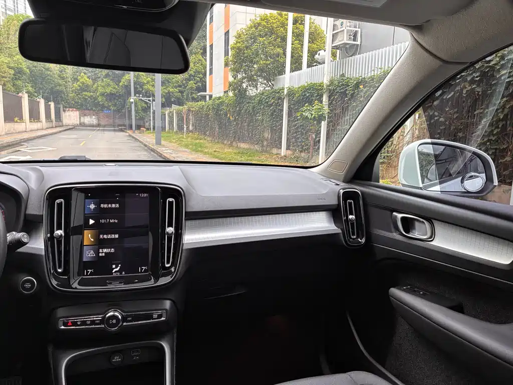 Volvo XC40 — фото 15
