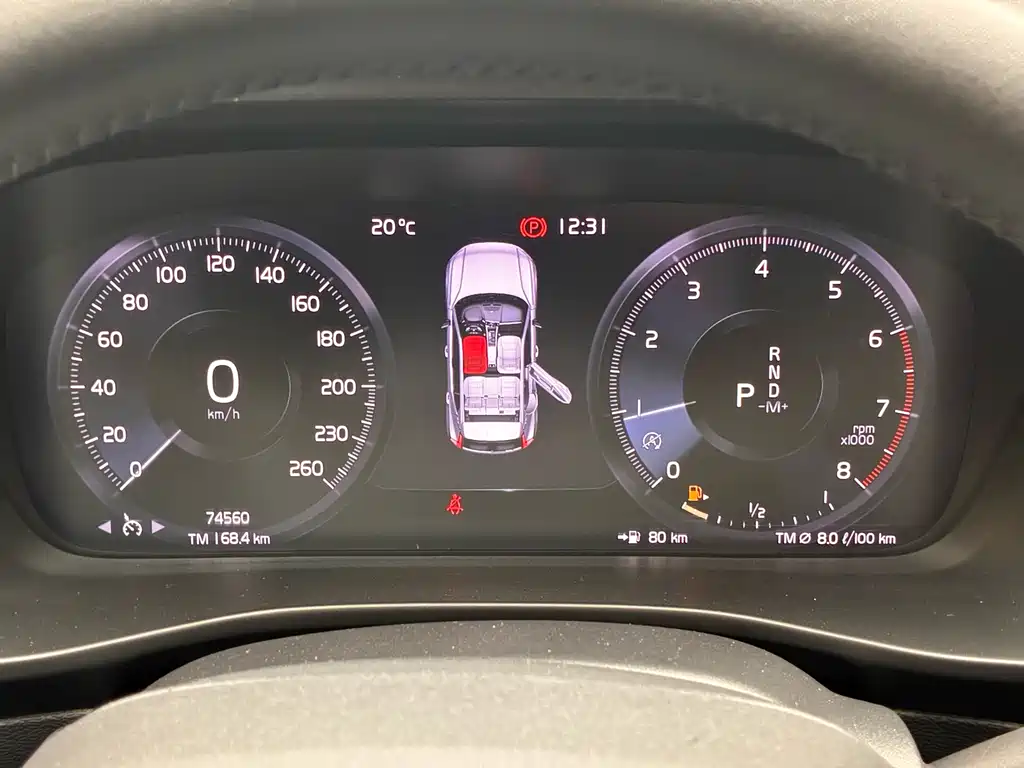 Volvo XC40 — фото 17