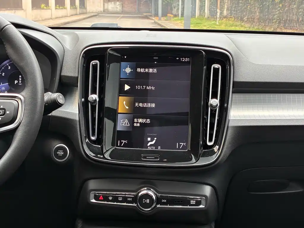 Volvo XC40 — фото 18
