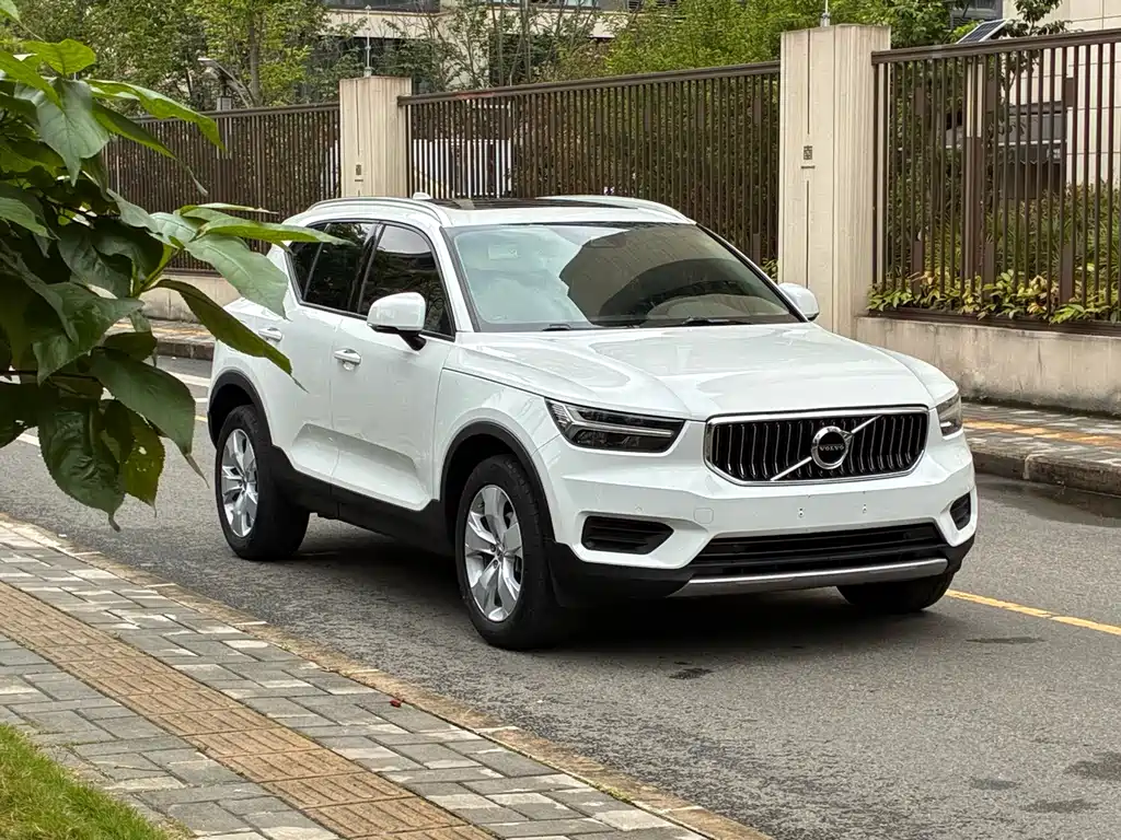 Volvo XC40 — фото 3