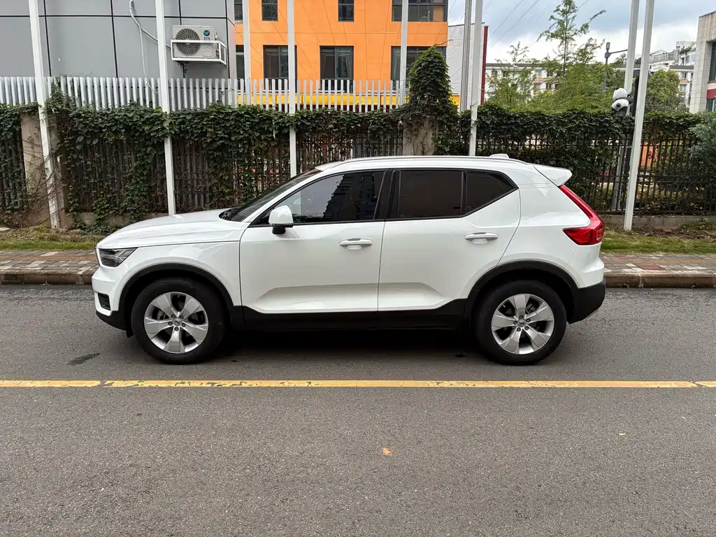 Volvo XC40 — фото 4