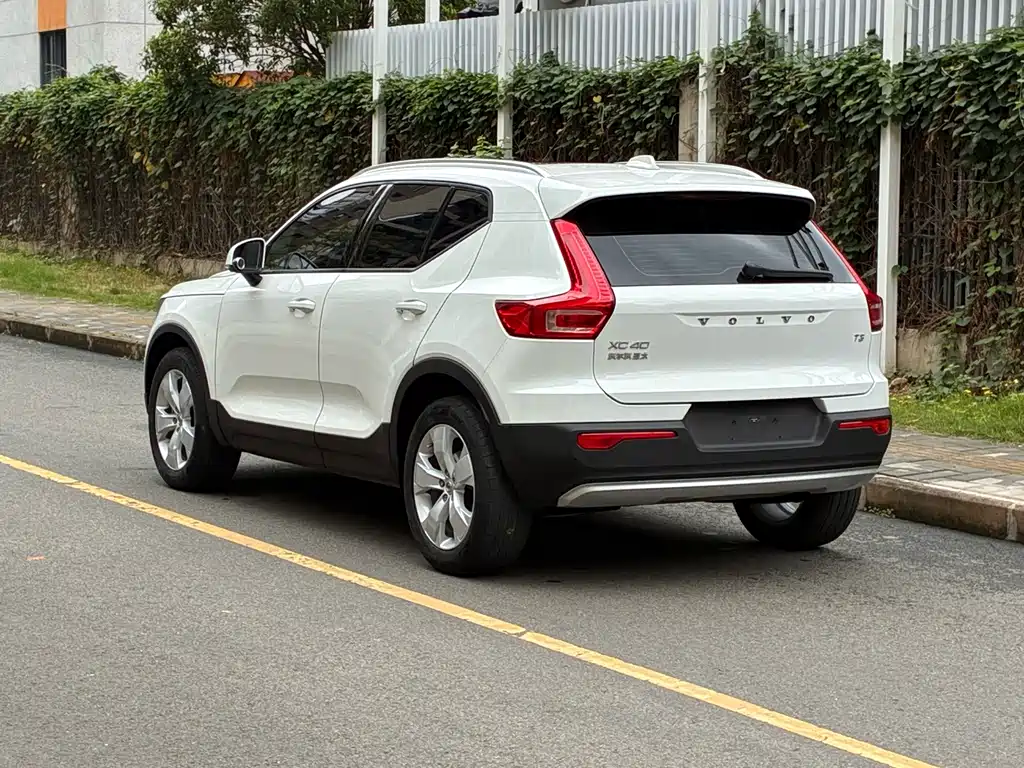 Volvo XC40 — фото 5