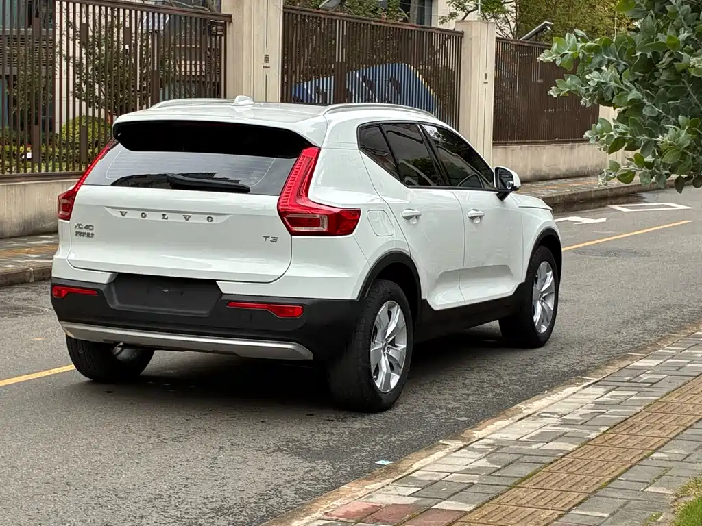 Volvo XC40 — фото 7