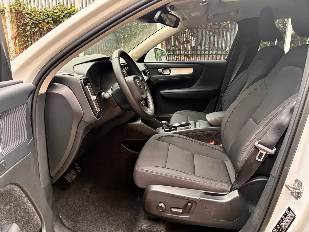 Volvo XC40 — фото 10