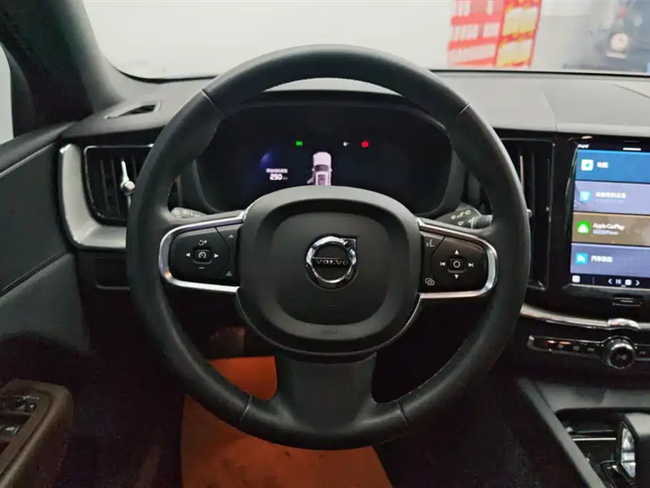 Volvo XC60 — фото 15