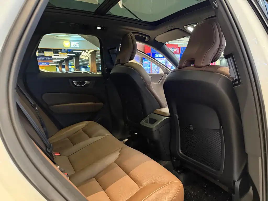 Volvo XC60 — фото 11