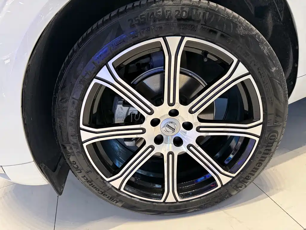 Volvo XC60 — фото 15