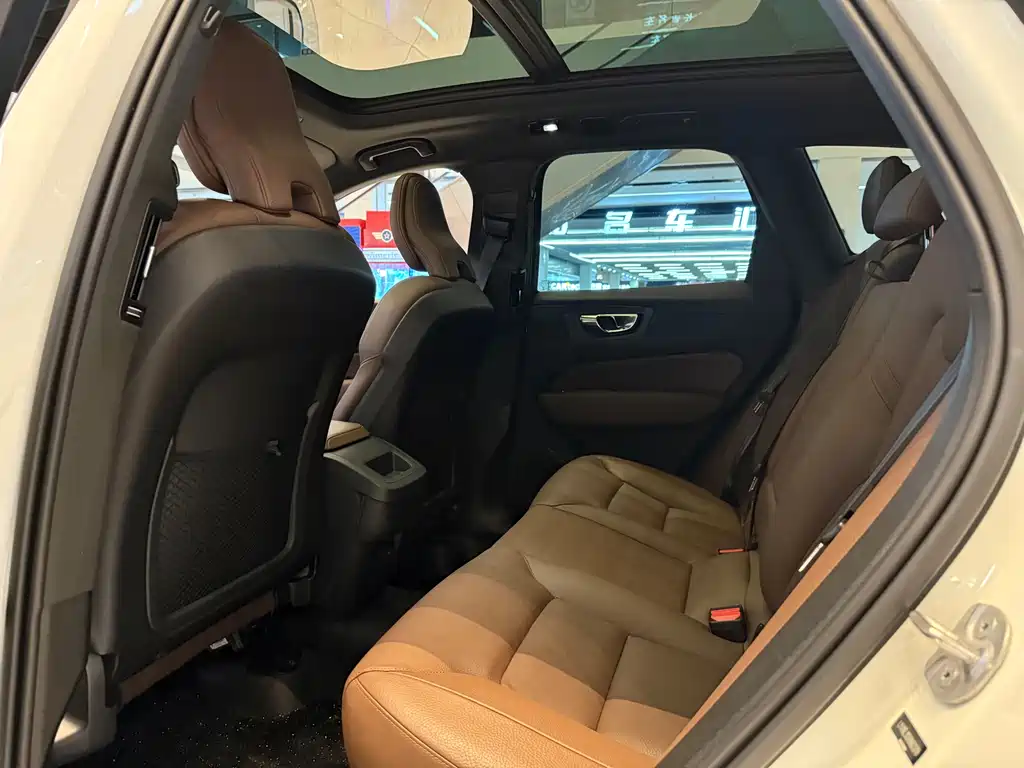 Volvo XC60 — фото 10