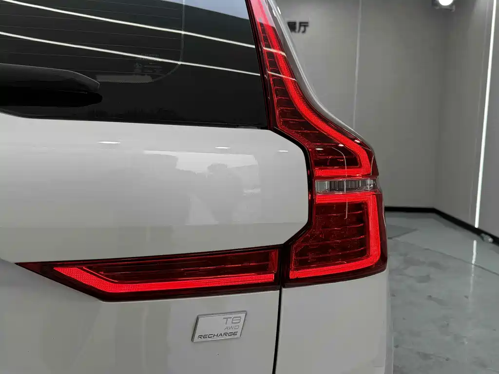 Volvo XC60 PHEV — фото 21