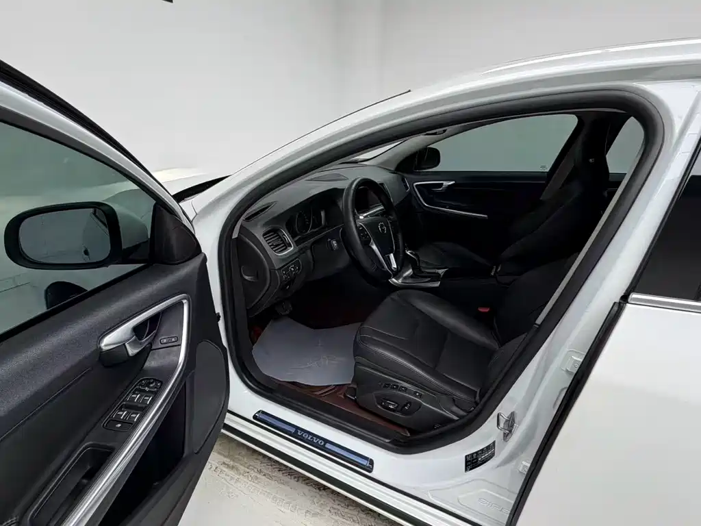 Volvo S60 — фото 11