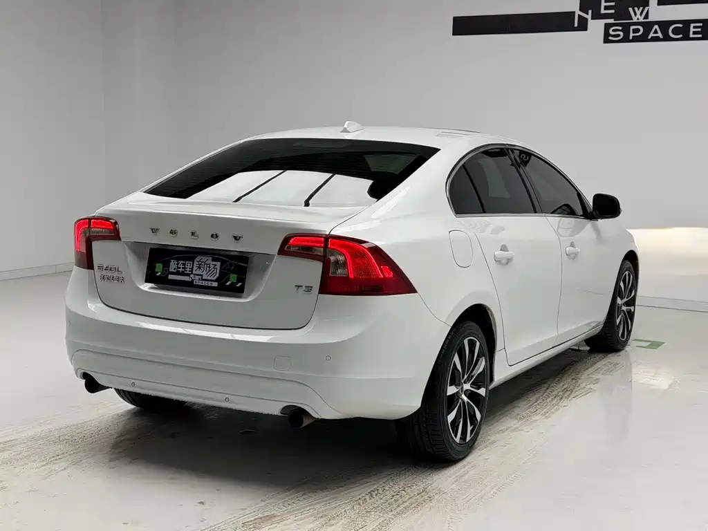 Volvo S60 — фото 4