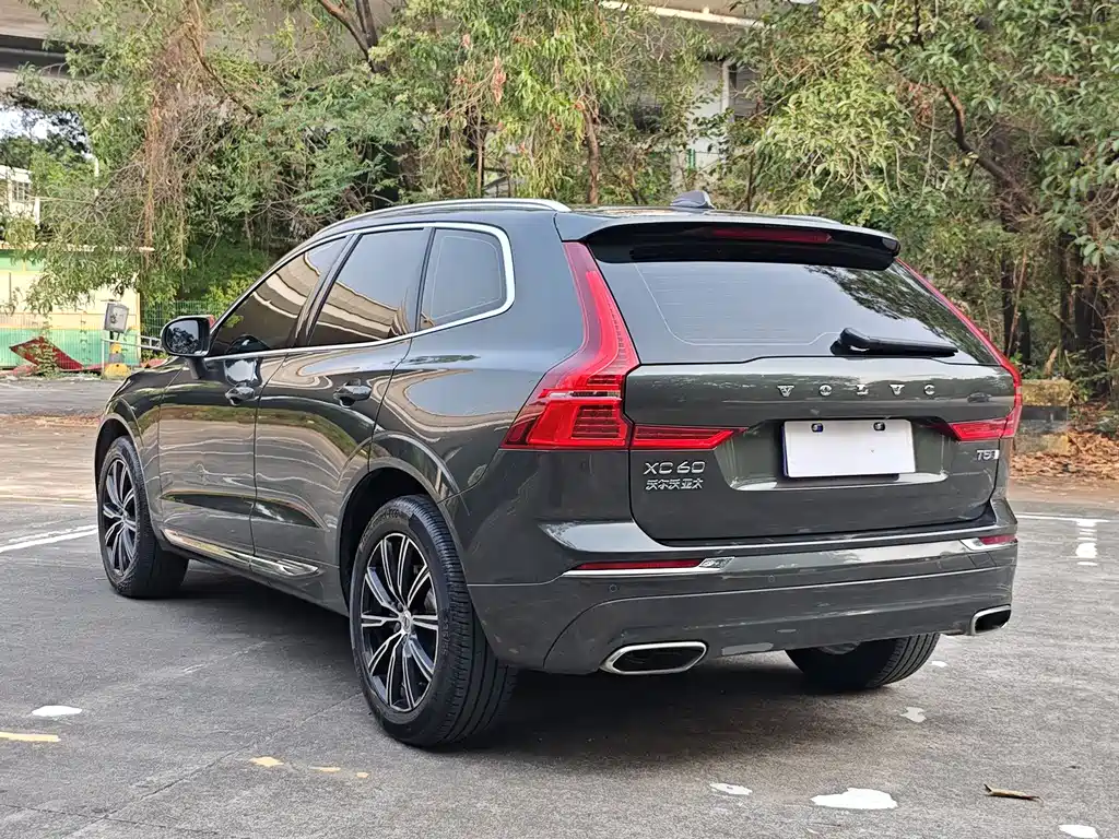 Volvo XC60 — фото 11