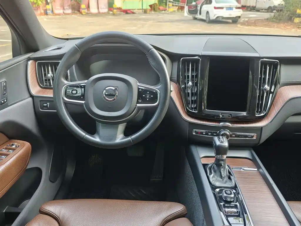 Volvo XC60 — фото 6