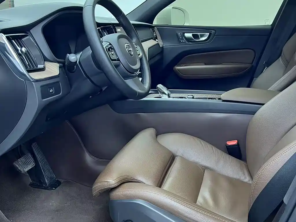 Volvo XC60 — фото 11