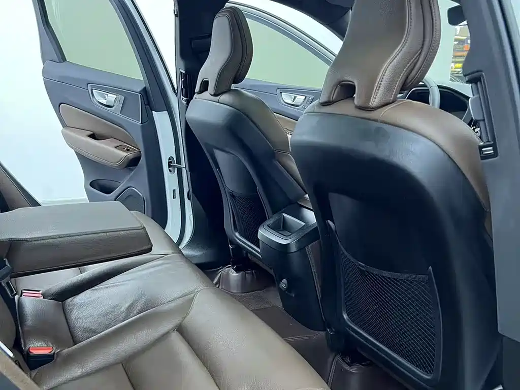 Volvo XC60 — фото 14