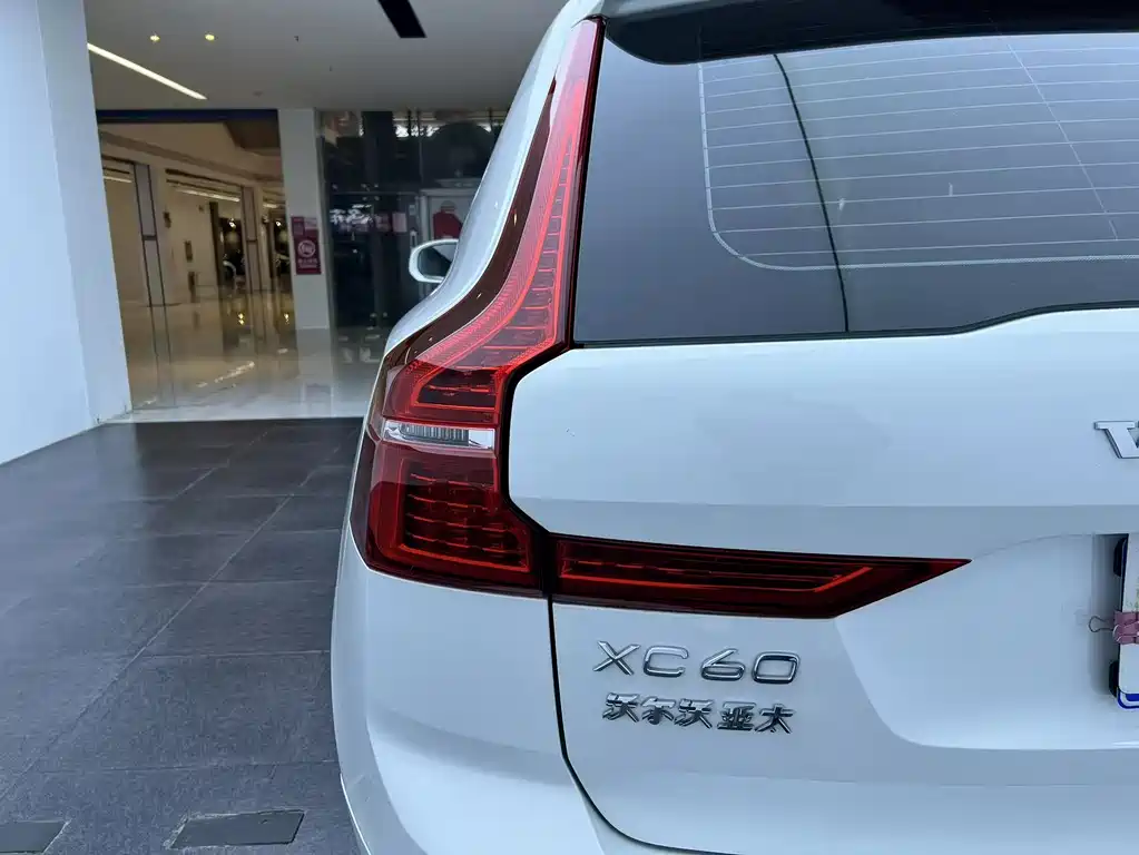 Volvo XC60 — фото 17