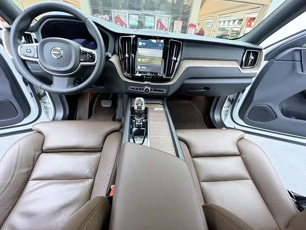 Volvo XC60 — фото 8