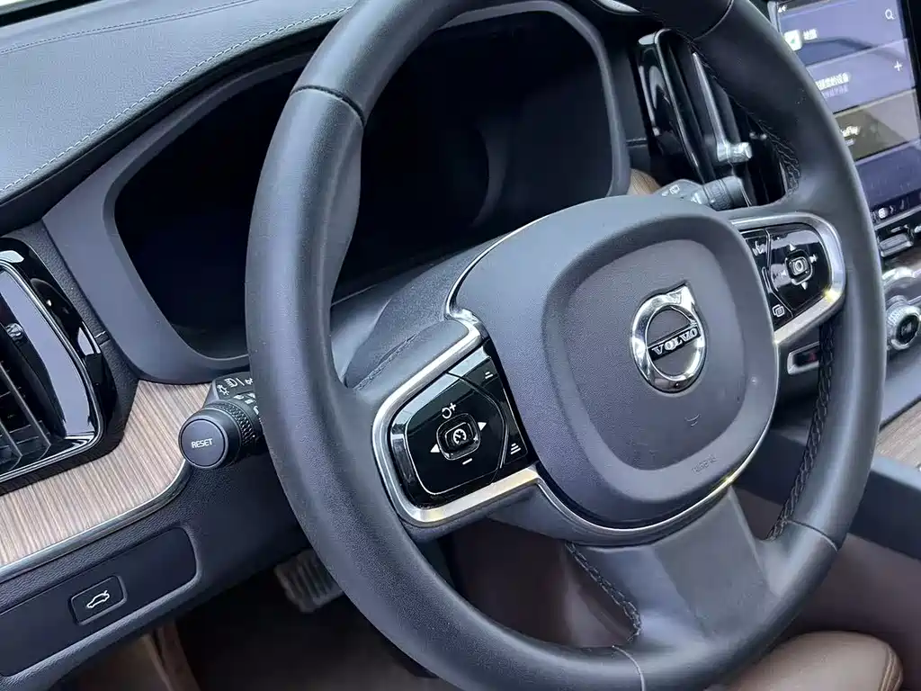 Volvo XC60 — фото 10