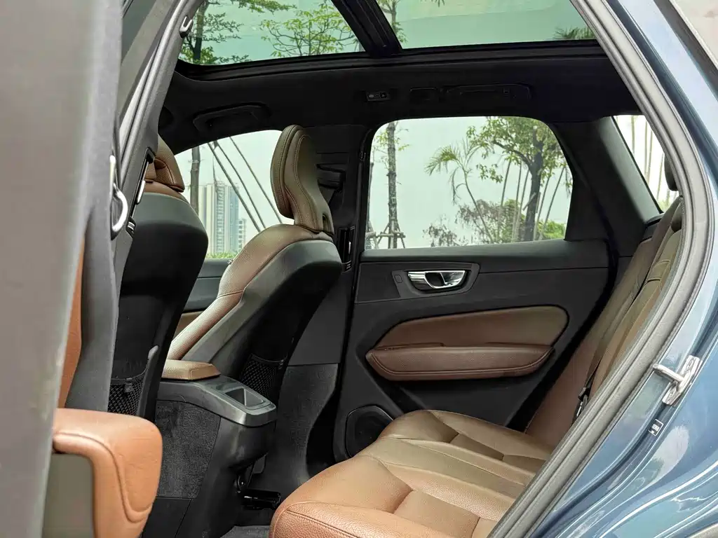 Volvo XC60 — фото 11