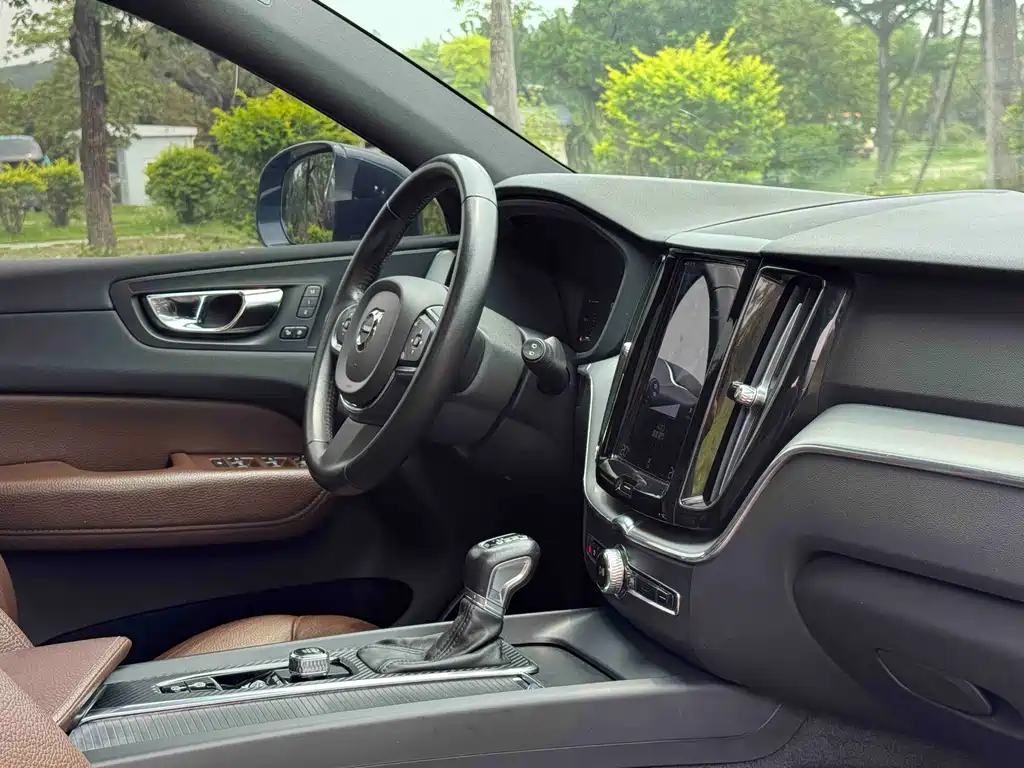 Volvo XC60 — фото 14