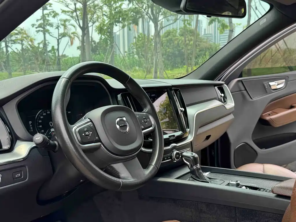 Volvo XC60 — фото 15