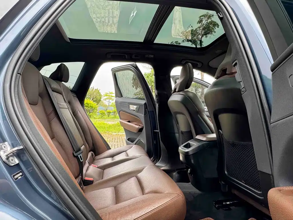 Volvo XC60 — фото 17