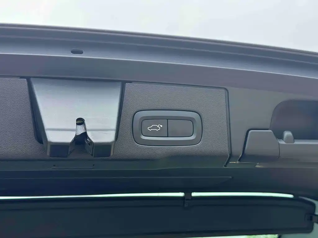 Volvo XC60 — фото 25