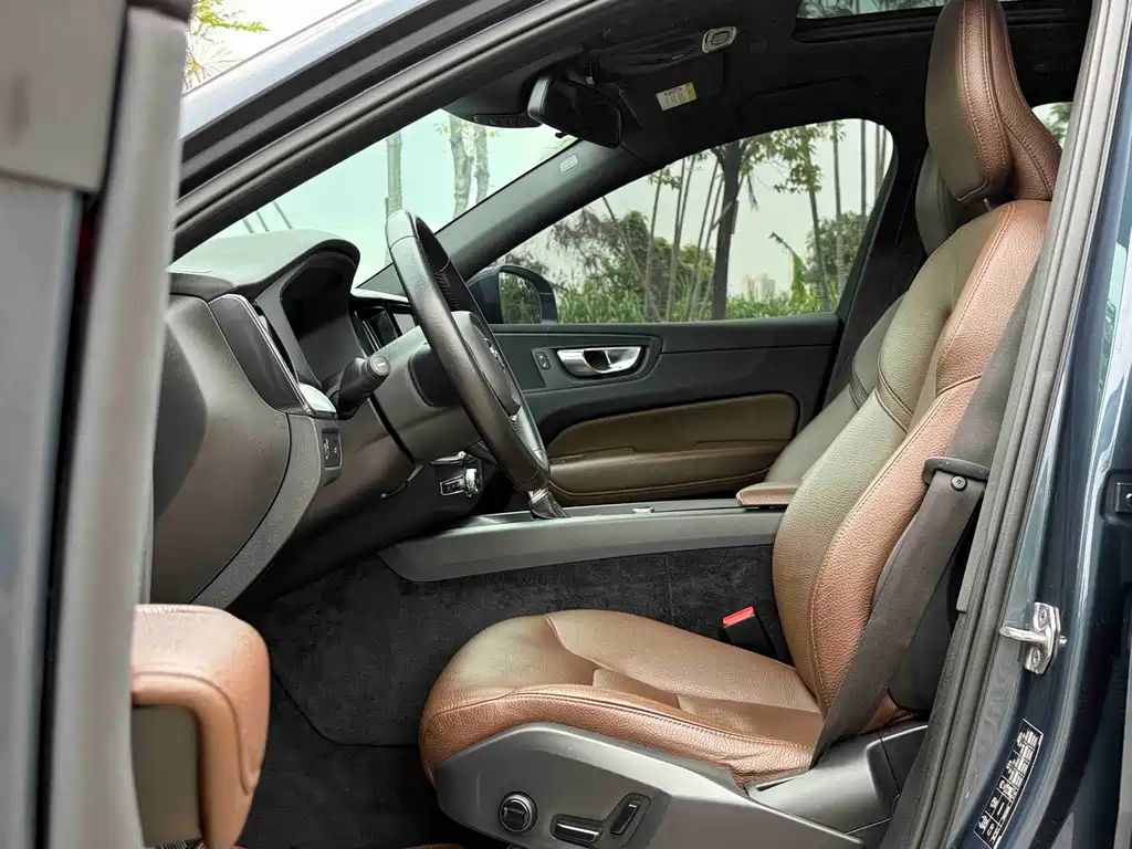 Volvo XC60 — фото 10