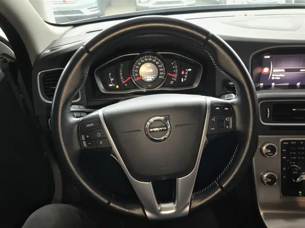 Volvo S60 — фото 11